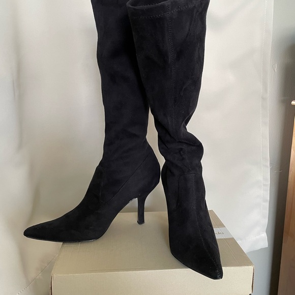 Tall, below the knee boots - Picture 3 of 5